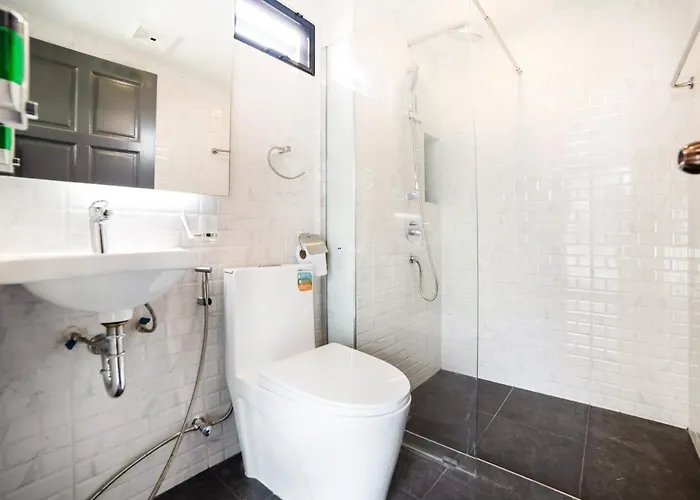 Hotel Roomquest Sukhumvit36 Bts Thonglor 3*